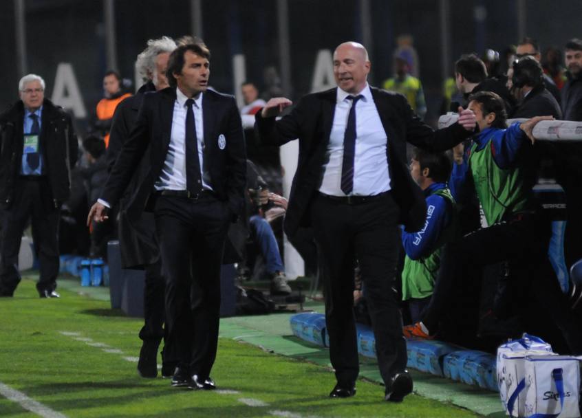La Roma tiene il passo vincendo 2-0 contro il Chievo, si stacca invece il Napoli, che perde 1-0 con la Fiorentina e torna a -6 dal secondo posto. Ansa